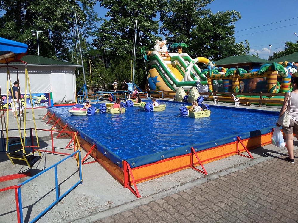 Holiday Park, családi vidámpark medencéje vízibicikliző gyerekekkel.