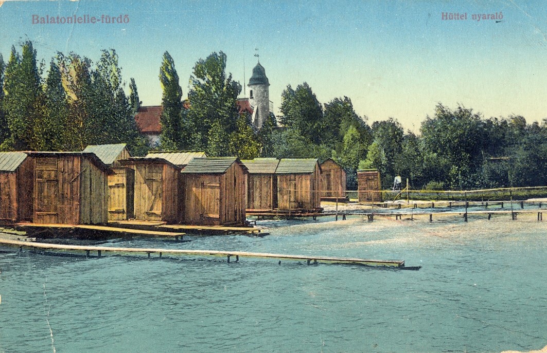 Balatonlelle-fürdő a századforduló idején, háttérben a Hüttl villával.