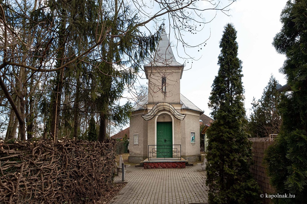 A Breznay kápolna a Honvéd utcában, Balatonlelle „villasorán”.
